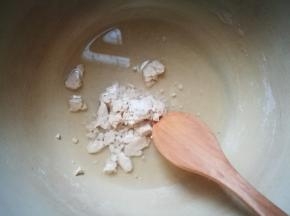 另取鲜酵母用温水化开
