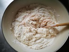 加入波兰种，面粉和水，搅拌均匀，静置15分钟
