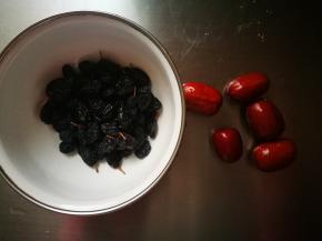 准备黑加仑，红枣