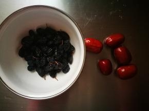 准备黑加仑，红枣