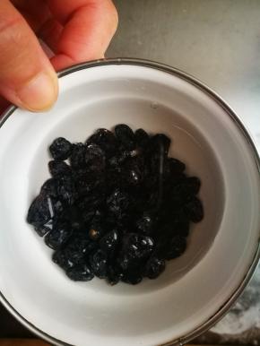 黑加仑去蒂，用水浸泡十几分钟，之后滤干清洗干净