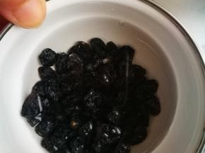 黑加仑去蒂，用水浸泡十几分钟，之后滤干清洗干净