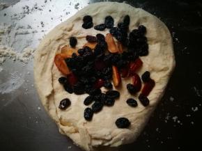 面团揉成形后，加入黑加仑和去核的红枣