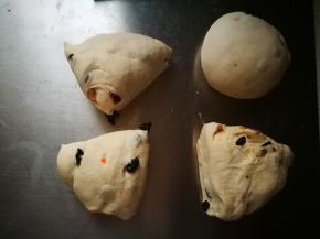 我分成了4大份来揉 这样更容易揉，力气小了，嘿嘿！