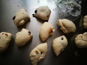 揉到面团光滑，变白，平均分成10等份