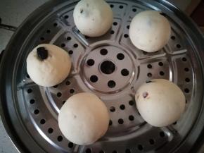 整成圆形，放入加了水的蒸锅，蒸屉上要摸刷层薄油防粘，放置温暖的地方发酵，看面团的状态