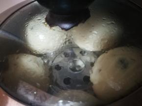 面团发酵到1.5倍大，用手轻按表面，缓慢回弹就是发好了热水上锅蒸，水开后大火26分钟，关火后不要揭盖，防止馒头塌陷，闷3--5分钟，再开盖