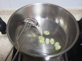 锅内放油，热后放入葱花煸炒