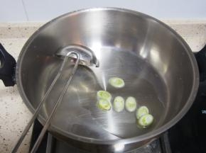 锅内放油，热后放入葱花煸炒