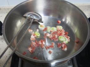 加入肉丁翻炒至变色