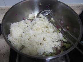 加入米饭进行翻炒，要充分压开，这样比较入味