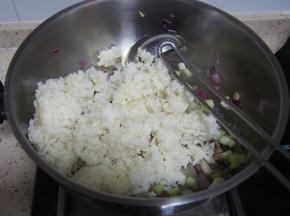 加入米饭进行翻炒，要充分压开，这样比较入味