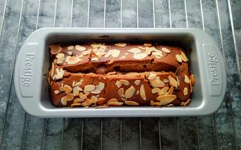 烤好的蛋糕晾凉，切片食用，回油后更美味！