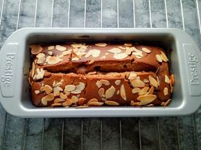 烤好的蛋糕晾凉，切片食用，回油后更美味！