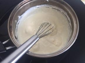 大锅里烧水至60--70度，把奶锅浮在热水上，慢慢搅拌使黄油、芝士融化（A）