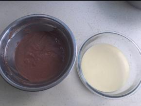 然后分成1:2的两份，大的一份加入可可粉拌匀