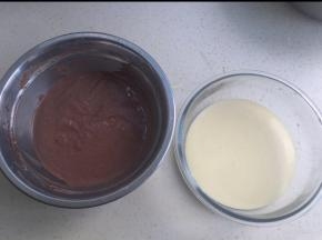 然后分成1:2的两份，大的一份加入可可粉拌匀