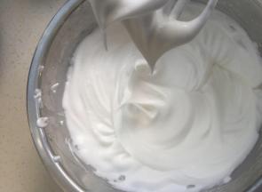 蛋白分三次加入细砂糖，最后一次加入玉米淀粉，打发到拉起大弯钩