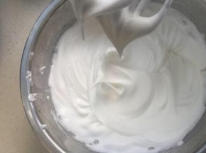 蛋白分三次加入细砂糖，最后一次加入玉米淀粉，打发到拉起大弯钩