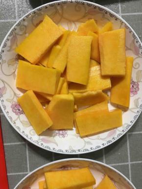 将南瓜200克切成薄片，放锅中蒸15分钟左右