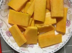 将南瓜200克切成薄片，放锅中蒸15分钟左右