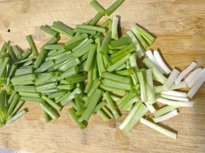 香葱洗净，沥干水分，葱切成小段。