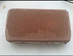 放入烤箱150度烤50分钟。出炉倒扣，撕去油纸