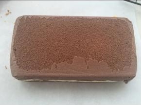 放入烤箱150度烤50分钟。出炉倒扣，撕去油纸