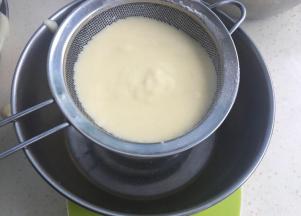 把拌匀的面糊过筛，去除粗颗粒。