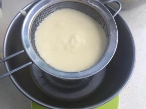 把拌匀的面糊过筛，去除粗颗粒。