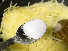 加入细盐，翻炒几下。