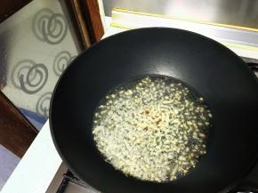 爆香姜蒜沫。