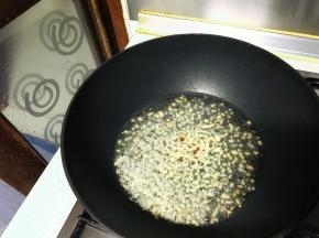 爆香姜蒜沫。