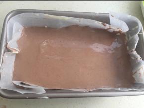 先倒入1/2可可蛋糕糊，再加入原色蛋糕糊，最后倒入剩余的1/2可可蛋糕糊。（每层抹平）