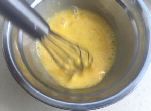 蛋黄和蛋清搅匀