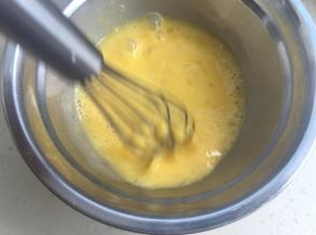 蛋黄和蛋清搅匀