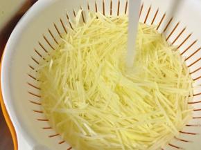 切成丝，或者叉成丝。浸泡在水中，因为土豆淀粉容易氧化变黑。