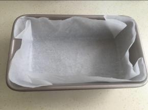 先给模具垫上油纸（学厨2磅吐司盒）