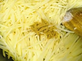 加0.5汤匙五香粉，两匙白醋，颠炒，土豆丝慢慢成半透明状。