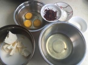 准备材料。奶油芝士和牛奶、黄油放奶锅里，30克蛋清和蛋黄放一个碗里，80克蛋清放入无油无水的打蛋盆，滴几滴柠檬汁。