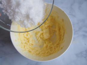 黄油软化，分两次加入细砂糖，打发至颜色变白，体积蓬松。