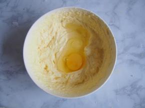 每次加入一个鸡蛋，搅拌均匀。