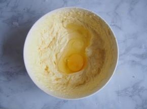 每次加入一个鸡蛋，搅拌均匀。