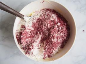 将面粉、红曲粉、泡打粉、盐、小苏打混合均匀并过筛，筛入黄油糊中，切拌均匀。