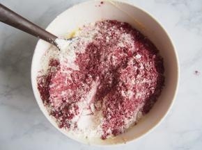 将面粉、红曲粉、泡打粉、盐、小苏打混合均匀并过筛，筛入黄油糊中，切拌均匀。