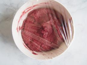 盖上保鲜膜放入冰箱冷藏3~4小时至变硬。