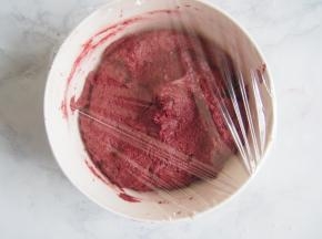 盖上保鲜膜放入冰箱冷藏3~4小时至变硬。