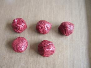 冷藏好的面团取出，揉成小团。