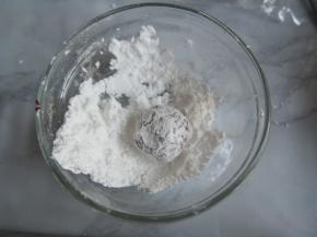 将面团放入糖粉中滚一圈。