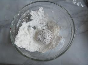 将面团放入糖粉中滚一圈。